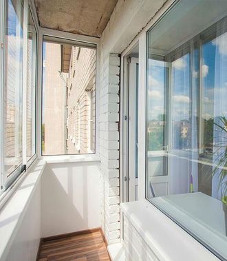 Остекление балконов в Москве